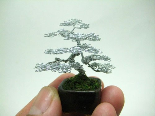 Cây cảnh bonsai tí hon tạo từ dây thép