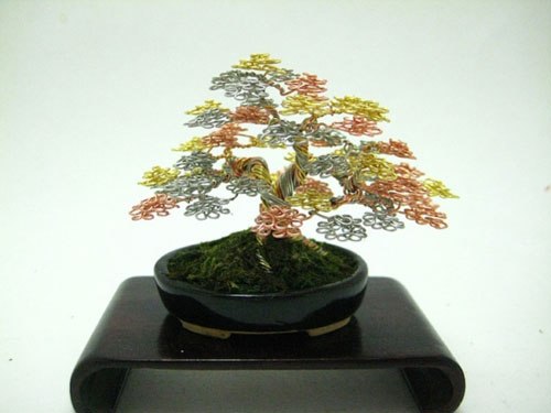 Cây cảnh bonsai tí hon tạo từ dây thép
